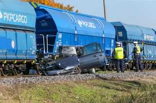 Wjechała prosto pod pociąg! Pojazd zmiażdżony, dwie kobiety ranne