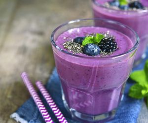 Myślisz, że koktajl z bananem i jagodami to zdrowy hit? Naukowcy ostrzegają: ten duet może działać odwrotnie!