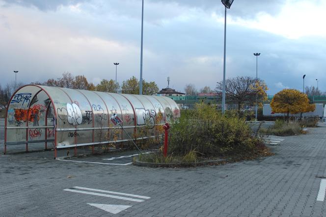 Dawny supermarket Auchan w Dąbrowie Górniczej już nie będzie straszył