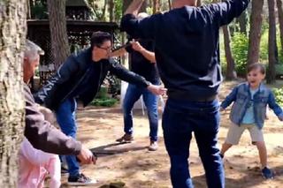 M jak miłość po wakacjach 2023. Misiek (Aleksander Bożyk), bliźniaczki Emilka (Julia Kempka), Zuzia (Marcelina Kempka) na planie