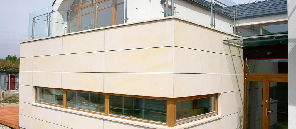 elewacja z kamienia - duże płyty na ruszcie