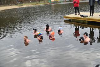 Spędzili godzinę w lodowatej wodzie