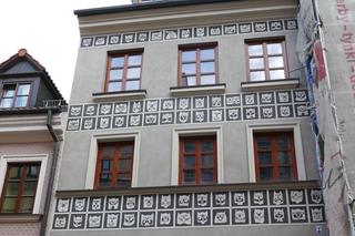 Sgraffito na elewacji. Skąd pochodzi technika sgraffito? Jak powstaje sgraffito? 