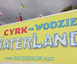 „Waterland”, czyli cyrk na wodzie w Lublinie. Na Błoniach pod Zamkiem rozłożono namiot cyrkowy