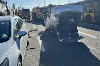 Dachowanie na Bemowie po zderzeniu trzech aut