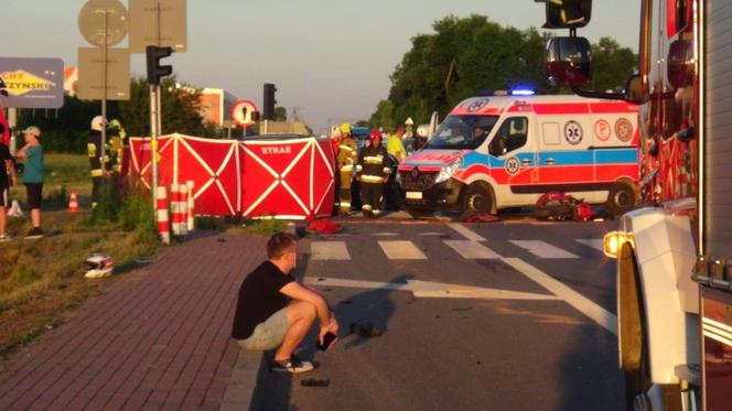 Kia roztrzaskała motocykl, kask toczył się po jezdni. Tragiczny wypadek pod Warszawą