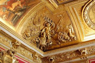 Wnętrze w stylu Ludwika XIV. Dekoracja architektoniczna powtarza motywy znane z dekoracji mebli, tworząc wraz z nimi spójną całość.