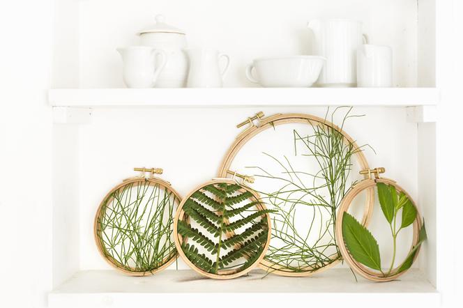 Zrób to sam: jak zrobić stylową dekorację z drewnianego tamborka? 