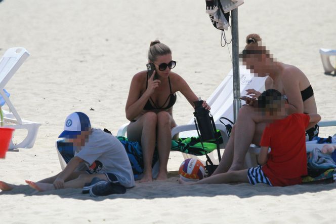 Marlena Muranowicz, wkrótce była żona Mroczka w bikini na plaży.