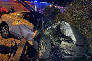 Szaleńcy rajd ulicami Wólki Radzymińskiej. Samochód uderzył w dwa słupy energetyczne. Jedna osoba ranna