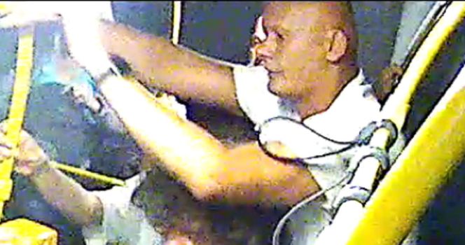 Pobili brutalnie pasażera autobusu w Krakowie. Policja udostępniła ich wizerunki