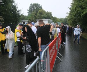 Koncert Quebonafide w Warszawie - fani pod PGE Narodowym