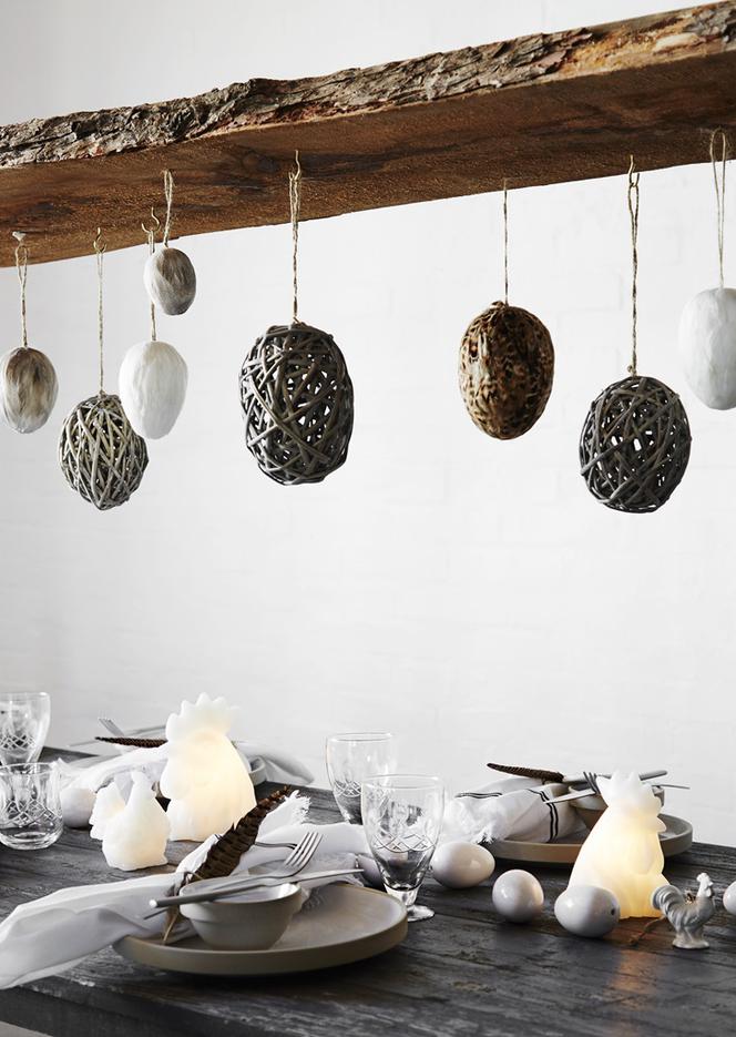 Dekoracja wielkanocna z jajek z materiałów naturalnych w  stylu skandynawskim