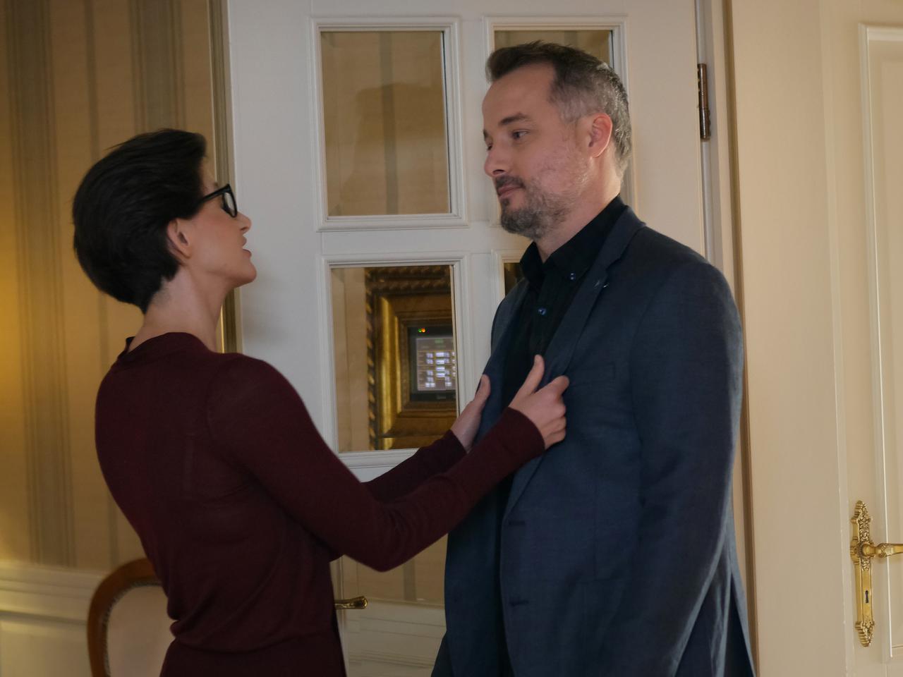 Pierwsza miłość, odcinek 3085 - opis, streszczenie: Bartek nie potrafi się odnaleźć podczas kolacji z bogatymi przyjaciółmi Wandy