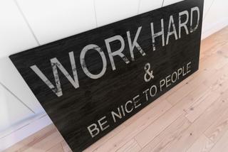 Inspiracja na kolejny piękny dzień. Tablica z napisem „WORK HARD & BE NICE TO PEOPLE” zdjecie nr 3