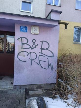 Zniszczone ściany bloków GSM w Nowym Sączu