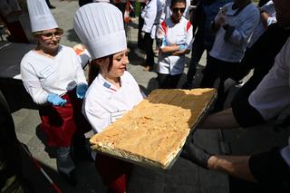 Gigantyczna kremówka w Rzeszowie gotowa. Porcji wystarczy dla każdego!