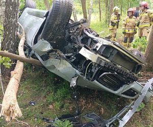 Sportowym bmw roztrzaskał się na drzewie. Wypadek pod Legionowem