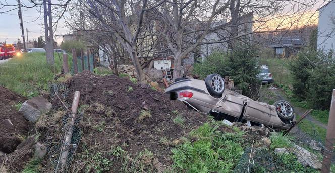 Dąbrowa Górnicza: Samochód wypadł z drogi i dachował na prywatnej posesji. Cud, że nikt nie zginął