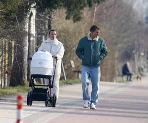 Jakub Rzeźniczak z rodziną na spacerze