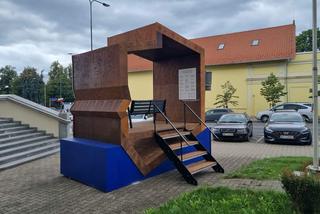 Kontrowersyjna instalacja w centrum Olsztyna