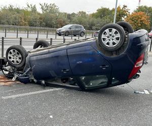 Wypadek na S8 w Warszawie, są ranni. Samochód dachował