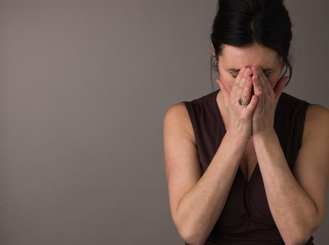 Urodzenie wcześniaka obniża samoocenę matki? Naukowcy o tym, jak brak pracy i przedwczesny poród wpływa na psychikę kobiety.