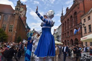 Kolorowa parada przeszła przez centrum Torunia. Takich artystów nie widzi się codziennie