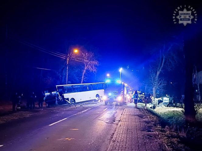 Tragedia we Wręczycy Wielkiej. Kobieta jechała z 11-letnim dzieckiem. Zginęła w zderzeniu z autobusem 