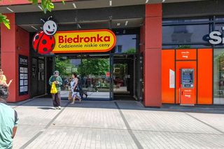 Biedronka znowu zaskakuje promocjami. Masło, mleko i cukier w świetnych cenach