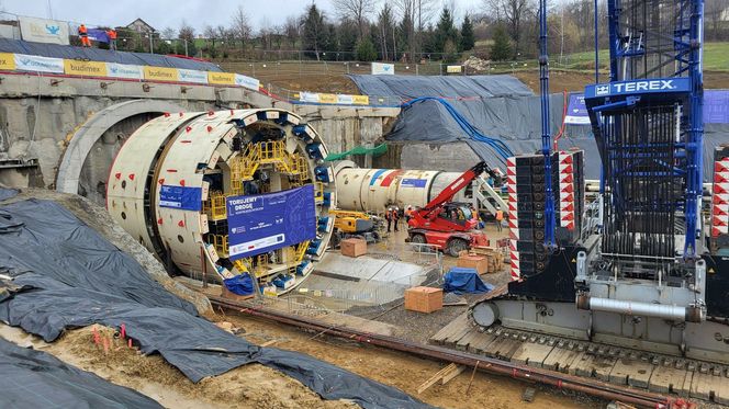 Wielkie chińskie maszyny TBM drążą najdłuższy tunel kolejowy w Polsce