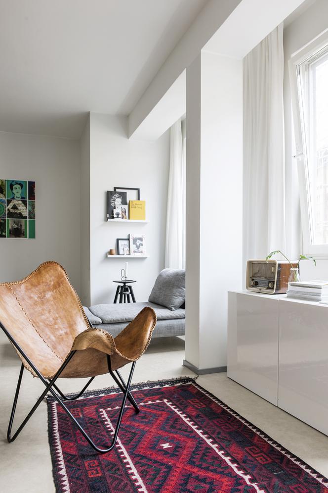 Fotel retro w mieszkaniu w stylu skandynawskim