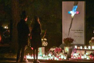 Antek Królikowski z Iza na grobie ojca