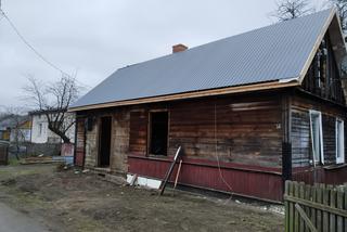 Sąsiedzi pomagają w remoncie domu we wsi Kamyk w gminie Pionki