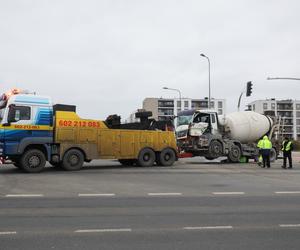 Autobus miejski zderzył się z betoniarką w Warszawie