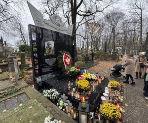 Tak wygląda grób Daniela Sztybera w Święto Zmarłych. Polski żołnierz oddał życie za Ukrainę
