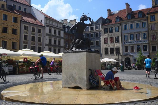 Kolejna fala upałów w stolicy. Mieszkańcy szukają ochłody, ale często robią to bezmyślnie