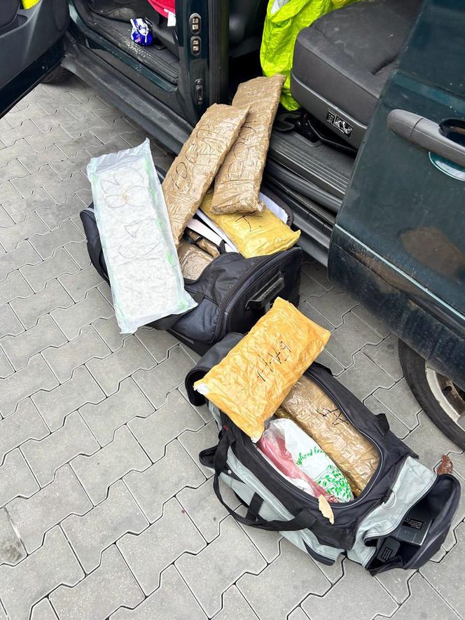 Duża akcja pod Warszawą. Białorusin wpadł z furą narkotyków i kradzionym Mercedesem!