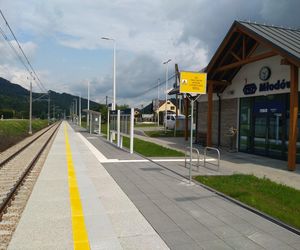 Nowe perony i infrastruktura kolejowa na kryniczance w Dolinie Popradu