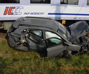 Chwile grozy na przejeździe kolejowym pod Tarnowem. Jeep utknął na torach, w auto wjechał pociąg osobowy