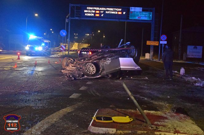 Tychy: Kompletnie pijany kierowca BMW skosił znaki drogowe i latarnię, a potem dachował