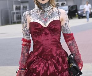 Mocne oko, ciemne usta i odważna sukienka. Monika Miller nie zna granic!