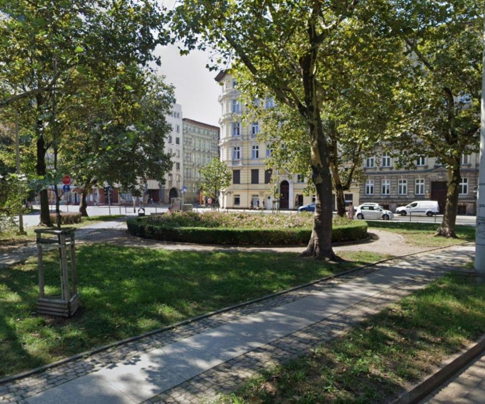 Libacja na skwerku ma już 15 lat! Pamiętacie ten hit internetu?