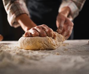 Przez ten błąd Polkom nie wychodzi pieczenie ciasta. Ile sody oczyszczonej dodać zamiast proszku do pieczenia? Zapamiętaj tę proporcję, a ciasta będą mięciutkie