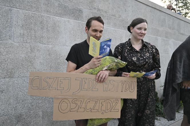 Przeszli przez Warszawę w piżamach i kapciach. Krzyczeli "Chcemy spać!"