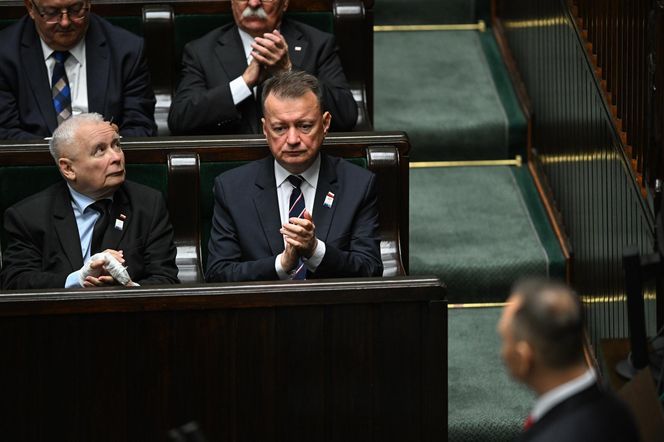 Jarosław Kaczyński z palcem w bandażu