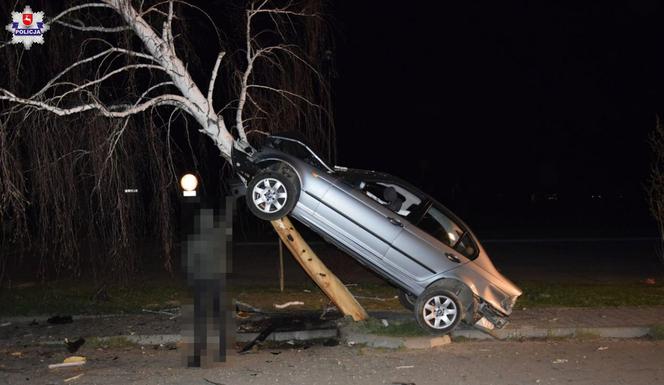 Pijany kierowca BMW wjechał na drzewo – dosłownie. Cztery osoby ranne