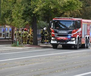 Pożar dachu budowanego budynku straży pożarnej. Zdjęcia z miejsca zdarzenia