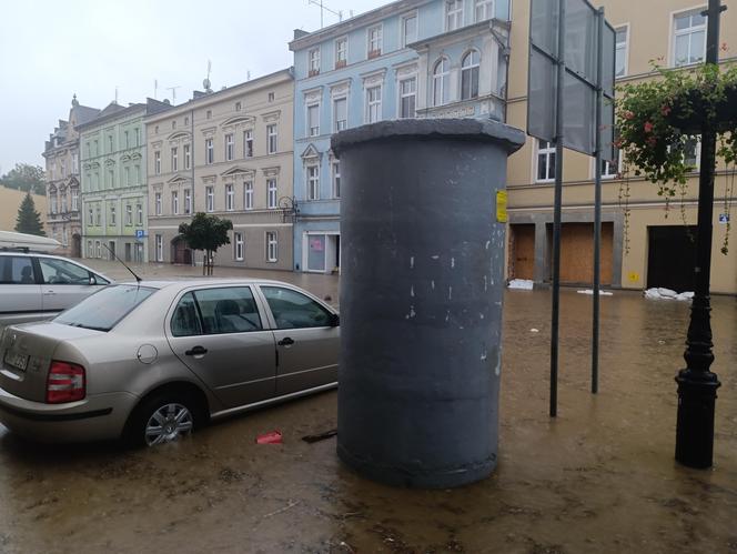 Zagrożenie powodziowe. Głuchołazy. Woda przelała się przez wały. Zalewa miasto