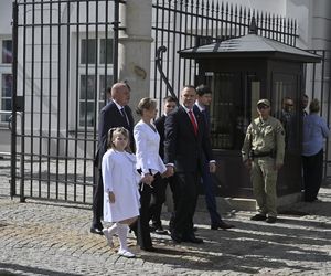 Przejście do Pałacu Prezydenckiego. Pierwsza dama się przebrała 
